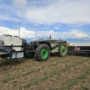 Autonomní robot AgXEED AgBot 2.055W4 o výkonu 55 kW ve spojení s bodovým postřikovačem Ecorobotix ARA tvoří autonomní postřikovač budoucnosti.