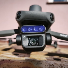 Dron je vybaven klasickou kamerou i multispektrálním senzorem