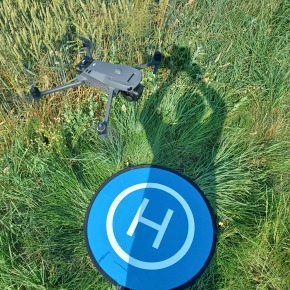 Přenosný heliport zamezí poškození dronu při přistání a dron se na něj rovněž umí zaměžit