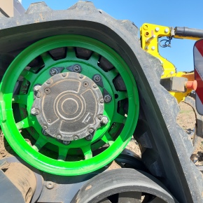 Výkon motoru je 115 kW a přenos je diesel-elektrický. Dieselový motor vyrábí elektřinu a ta pohání hnací kola. Výsledkem jsou unikátní tahové vlastnosti a variabilní řízení pojezdu.