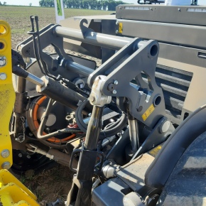 Zadní hydraulický závěs má nosnost 8t.